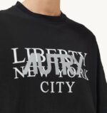 נשים Autry חולצת טריקו עם צווארון בהדפס liberty שחורVJ4H300 - Image 4